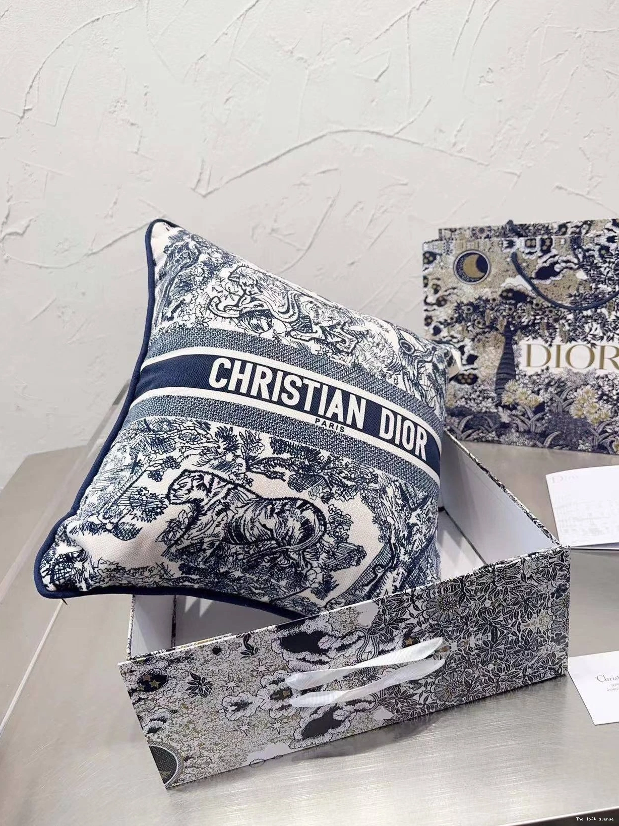 CHRISTIAN PILLOW 3.0 THROW 0816